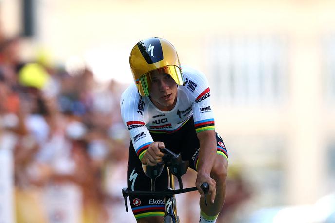 Remco Evenepoel | Remco Evenepoel je upravičil vlogo favorita v vožnji na čas, rumeno majico pa je oblekel Tadej Pogačar. | Foto Reuters