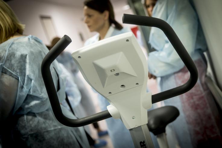 "Sama se malce zapeljem, ko začutim, da se me loteva nelagodje, ko telo kliče po gibanju ali ko me vse ostale dejavnosti, s katerimi si zapolnim čas v tistem trenutku, ne zanimajo več. Gibanje tako postane kanal za vse sivine, ki morda nastopijo tekom dne … in kaj kmalu posije sonček," je o pomenu terapevtskega sobnega kolesa, ki je v njeni bolniški sobi, zapisala pacientka Tjaša Likar.  | Foto: 