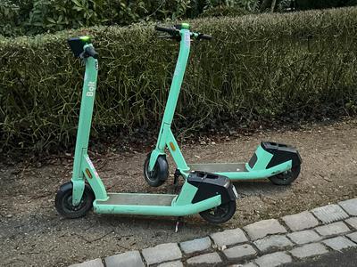 V Bruslju bodo prepovedali izposojo električnih skirojev