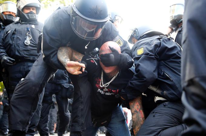 Policija je aretirala približno 200 ljudi. Večino so pozneje izpustili, poškodovan ni bil nihče. | Foto: Reuters