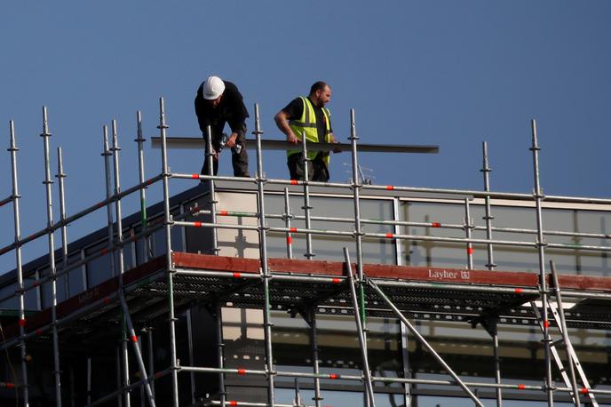 delavci kriza | Inšpektorji so največ kršitev našteli v dejavnosti gradbeništva, sledili sta predelovalna dejavnost in dejavnost gostinstva. | Foto Reuters