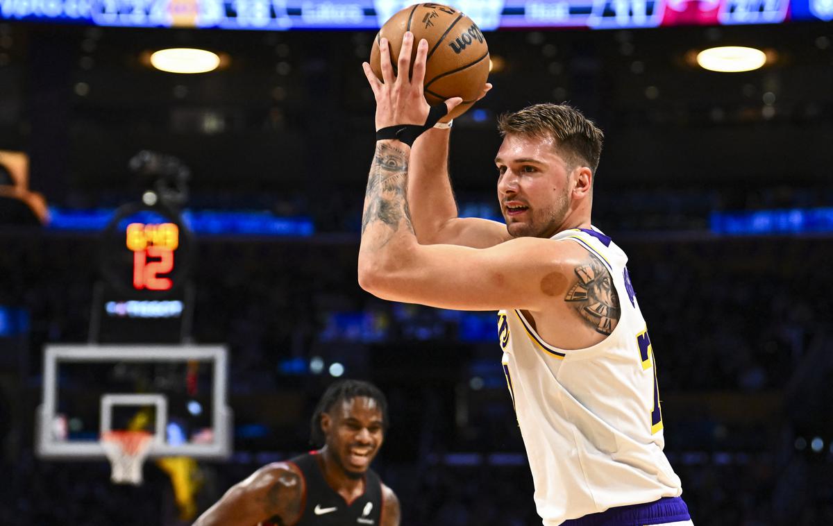 Los Angeles Lakers, Luka Dončić | Luka Dončić z Lakersi gosti Miami Heat. | Foto Reuters