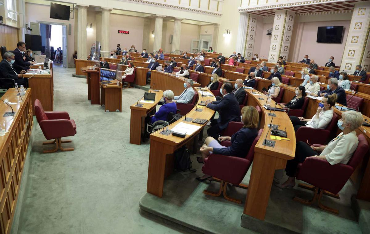 Hrvaški sabor | Za vladni predlog sprememb zakona o kršenju javnega reda in miru po hitrem postopku je glasovalo 75 poslancev, 30 jih je bilo proti. | Foto STA