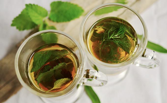 Bezgove posušene cvetove lahko uživamo v čaju samostojno, lahko pa jih zmešamo z drugimi zelišči v čajno mešanico. Pripravimo lahko tako vroče kot tudi ledene čaje. | Foto: Pixabay