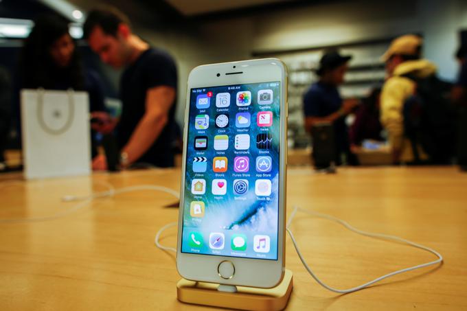 Več kot 90 odstotkov vseh evrov, dolarjev in juanov, ki so jih uporabniki leta 2016 zapravili za nove pametne telefone, je pobral Apple.  | Foto: Reuters