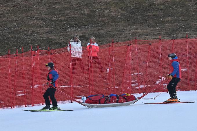 Avstrijko Nino Ortlieb so po hudem padcu s smučišča odpeljali z akijem in nato s helikopterjem. | Foto: Profimedia