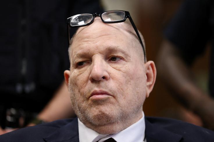 Weinstein, ki je v sodni dvorani sedel na invalidskem vozičku, je obtožbe o posilstvu Jessice Mann že večkrat zanikal. | Foto: Reuters