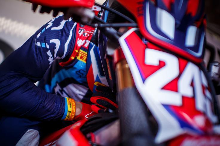 Tim Gajser pred štartom voženj vselej zmoli. | Foto: Grega Valančič/Sportida