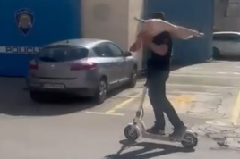 Saj ni res, pa je: vozil skiro z jagenjčkom na rami #video