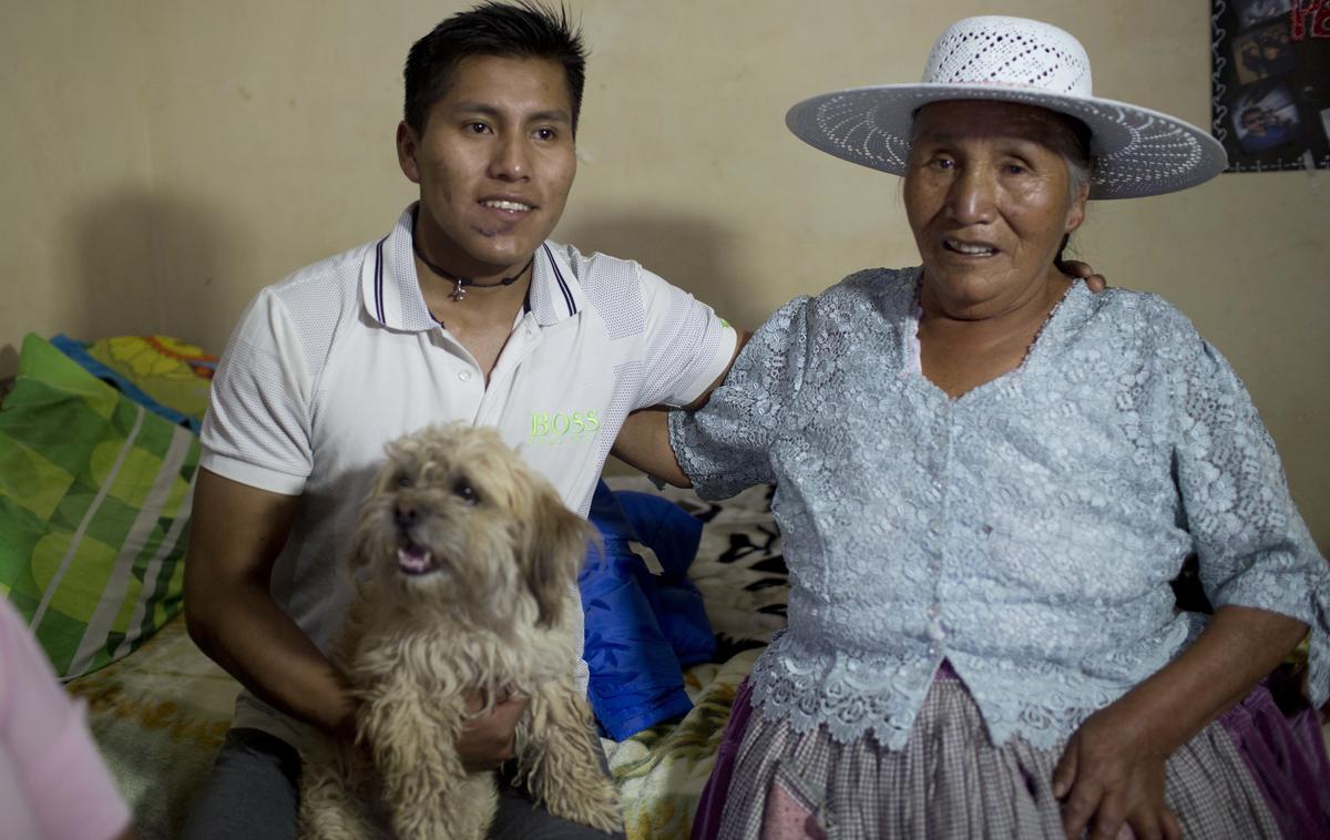 Erwin Tumiri | Bolivijec Erwin Tumiri, ki je rojen pod srečno zvezdo, z mamo. | Foto Guliverimage