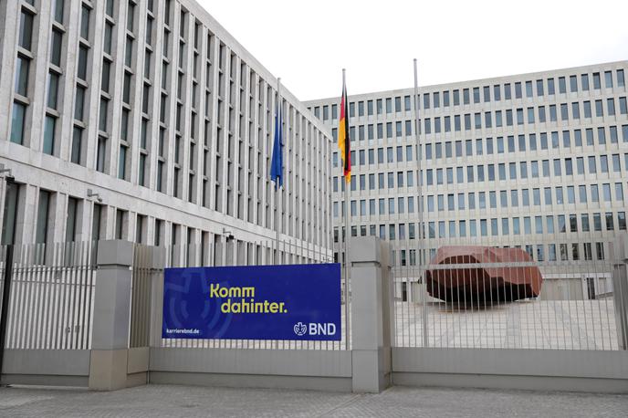 BND | Z novim zakonom naj bi naredili tudi tehnološki preskok. Predvideno je preusmerjanje podatkovnih tokov, uporaba programske opreme za prepoznavanje obrazov, tajni vstopi v domove za namestitev vohunske opreme in uporaba umetne inteligence za analizo velikih podatkov. | Foto Guliverimage