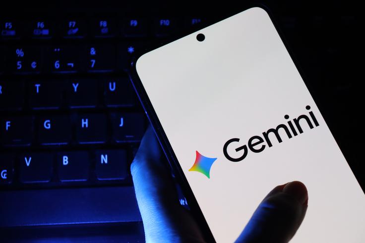 Gemini je generativna umetna inteligenca, ki lahko razume daljša in bolj naravna vprašanja, sledi kontekstu pogovora ter združuje informacije iz različnih Googlovih storitev.  | Foto: Shutterstock