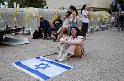 Množica ljudi v pričakovanju: Hamas naj bi izpustil zadnje talce, sledil bo Trumpov nagovor