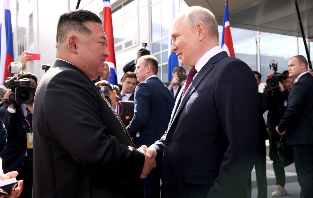 Kim Jong Un, Vladimir Putin | Vladimir Putin in Kim Džong med srečanjem leta 2023. Putinovo zavezništvo s Severno Korejo ima sicer že kar dolgo brado – v Severno Korejo, kjer se je srečal z nekdanjim samodržcem Kim Džong Ilom, je namreč odpotoval že julija 2000, le nekaj mesecev po tem, ko je prvič postal predsednik Rusije. | Foto Guliverimage