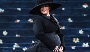 Rihanna na glamurozen način razkrila veselo novico #video