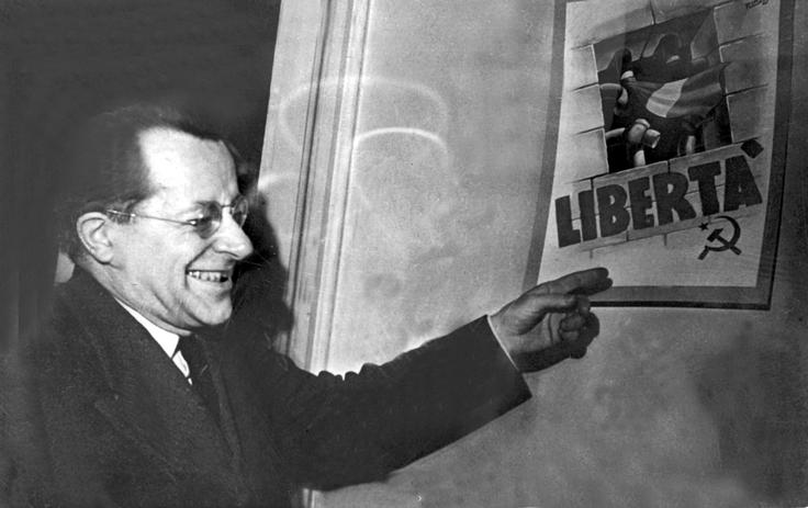 Že v svojem slovitem govoru v Fultonu v ZDA (govor o železni zavesi) je Winston Churchill ugotavljal, da italijanski komunistični stranki (PCI) resno škodi to, da mora podpirati zahteve komunističnega maršala Tita po nekdanjem italijanskem ozemlju. Titove ozemeljske zahteve so tako objektivno koristile zahodnim zaveznikom in protisovjetskim silam v Italiji. Na fotografiji: vodja Komunistične partije Italije Palmiro Togliatti leta 1947 v Rimu. | Foto: Guliverimage