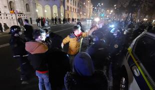 Policija razpustila shod, pridržanih več protestnikov #foto #video