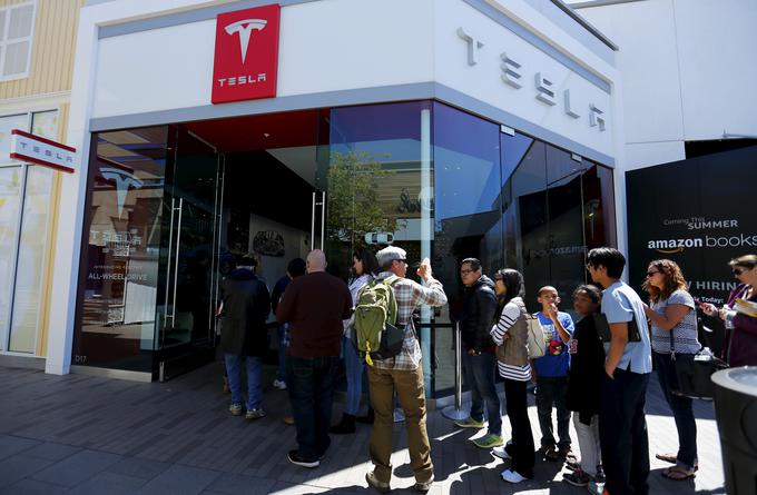 Tako so ljudje čakali v vrstah pred saloni Tesle Motors, da bi lahko vplačali tisoč evrov rezervacije za novi model 3. Ta bo šel v najboljšem primeru v roke prvih kupcev šele leta 2018. | Foto: Tesla Motors