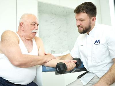 Fizioterapija za starejše: kako ohraniti gibanje, moč in samostojnost tudi v zrelih letih