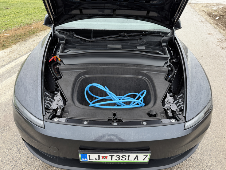 Palec gor za 110-litrski prtljažnik v sprednjem delu vozila. | Foto: Gregor Pavšič