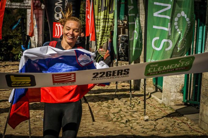 V cilj zadnje etape je pritekla s slovensko zastavo. | Foto: Facebook Everest Trail Race