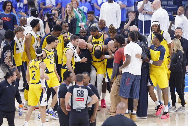Če si je Tyrese Haliburton resnično poškodoval Ahilovo tetivo, ga čaka daljši počitek, zaradi katerega bi lahko izpustil tudi del prihodnje sezone 2025/26. Indiana je drugič igrala za pokal Larryja O'Briena. Edini finale do letos je izgubila v sezoni 1999/2000 proti Los Angeles Lakers (2:4). | Foto: Reuters