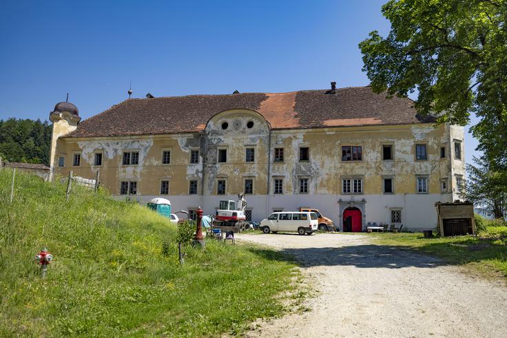 Lastniki so se menjali, dvorec pa je počasi propadal, dokler ga leta 2024 od Kmetijske zadruge Litija ni kupila sedemčlanska družina Podnar. | Foto: Ana Kovač