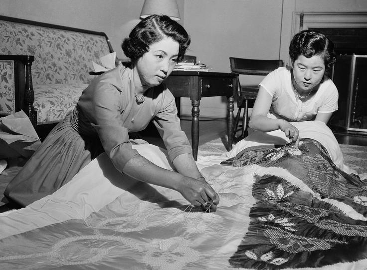 Opekline so bile najpogostejša poškodba med preživelimi. Na fotografiji iz leta 1955 vidimo dve preživeli iz Hirošime, Suzue Ošima (levo) in Misako Kanabe. Ti sta prišli skupaj še s 23 dekleti iz Hirošime v ZDA, kjer so v New Yorku s plastično kirurgijo skušali odstraniti oziroma pozdraviti njihove brazgotine. | Foto: Guliverimage