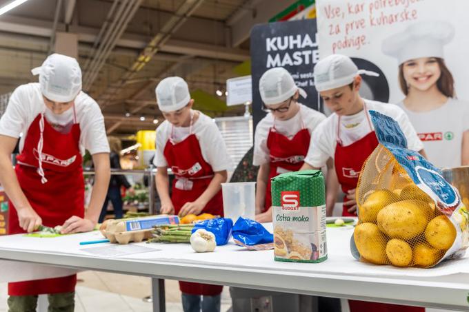 V SPARu so tudi letos podprli projekt Kuhnapato, v katerem osnovnošolci pripravljajo tradicionalna slovenska kosila, ki so značilna za njihov kraj ali regijo. Pogostitev mladih kuharjev so se lahko do sredine maja udeležili tudi obiskovalci trgovin Interspar. | Foto: Spar