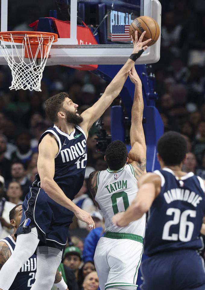 Maxi Kleber se je poškodoval na tekmi proti Bostonu. | Foto: Reuters