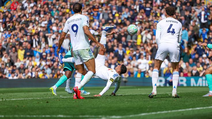 James Justin je s škarjicami Leeds popeljal v vodstvu z 1:0. | Foto: Guliverimage