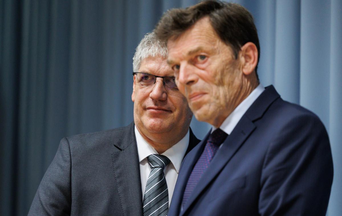 Vinko Logaj, Boštjan Poklukar | V zadnjih letih je Slovenija po mnenju ministra Logaja (na fotografiji desno) naredila pomemben premik pri sistematičnem pristopu k preprečevanju nasilja – tako s sprejemom nove zakonodaje kot s številnimi podpornimi in preventivnimi programi. Sprejeta novela zakona o osnovni šoli prvič jasno in celovito ureja področje varnosti, discipline in odgovornosti vseh deležnikov. | Foto STA