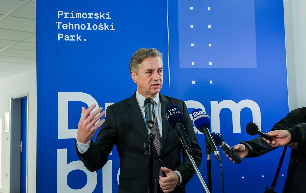 Robert Golob | Kot je dejal Golob ob robu vladnega obiska na Goriškem, so se o rešitvah, ki jih predlagajo v Šutarjevem zakonu, posvetovali z ustavnimi pravniki, določene rešitve pa je predlagalo celo pravosodje oz. državno tožilstvo. | Foto STA