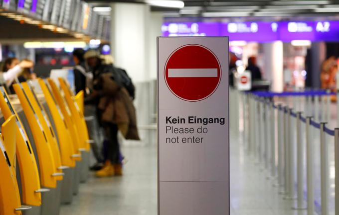 Na frankfurtskem letališču so potniki imeli nemalo težav tudi zaradi stavke osebja na varnostnih pregledih, saj tisti, ki so svoje potovanje začenjali ravno na tem letališču, niso mogli do svojih letal. | Foto: Reuters