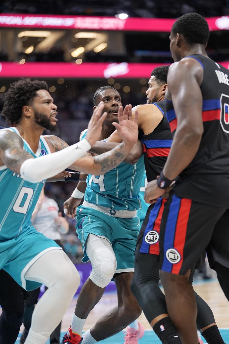 Po pretepu v Charlottu so izključili štiri košarkarje. | Foto: Reuters