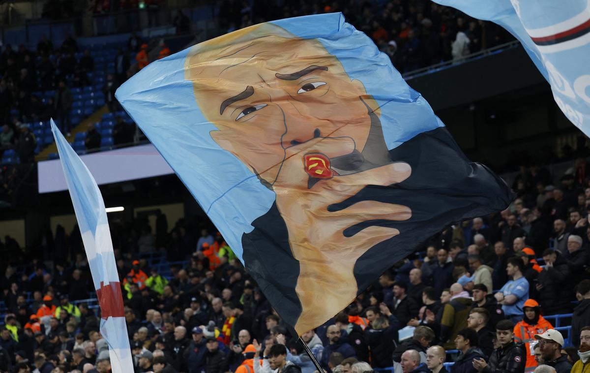 Manchester City Pep Guardiola | Navijači Manchester Cityja so se poklonili Perpu Guardioli, ki vodi jubilejno tisočo tekmo. | Foto Reuters
