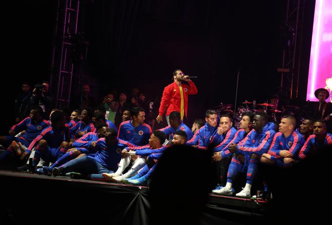 Maluma je priljubljen tudi med nogometaši. Pred nekaj tedni jih je z nastopom pospremil na pot v Rusijo. | Foto: Getty Images