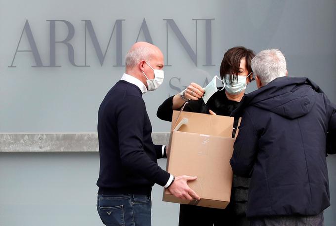 Prvi mož znamke Armani je med tednom mode poskrbel za zdravje svojih zaposlenih, saj jim je priskrbel zaščitne maske. | Foto: Reuters