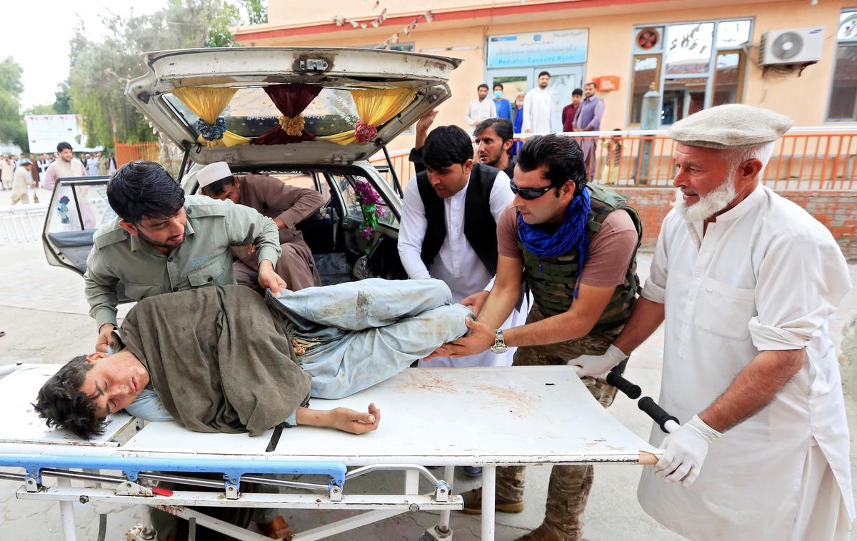 napad mošeja Afghanistan | Sprva so oblasti poročale o najmanj 28 ubitih in 55 ranjenih. Nato so številke popravili na 62 mrtvih in 36 ranjenih. | Foto Reuters