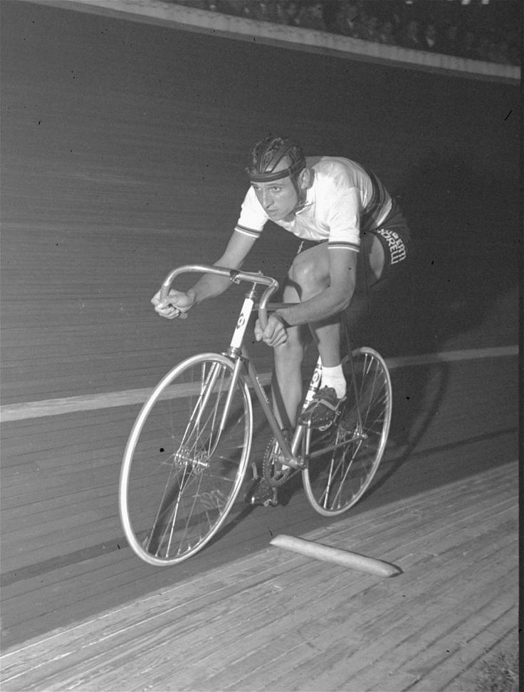 Leta 1956 je na velodromu Vigorelli v Milanu v eni uri prevozil 46,394 kilometra. | Foto: Guliverimage