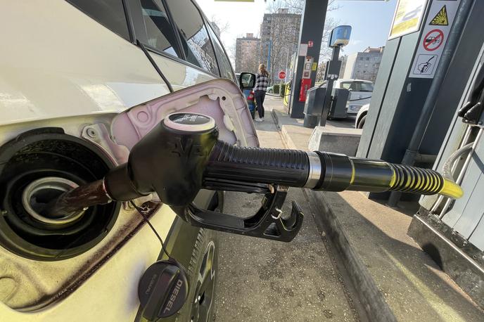 gorivo dizel bencin črpalka | Cene bencina in dizla na bencinskih servisih zunaj avtocest se izračunavajo na podlagi metodologije, ki temelji na gibanju cen naftnih derivatov na svetovnem trgu in gibanju tečaja ameriški dolar-evro. | Foto Gregor Pavšič