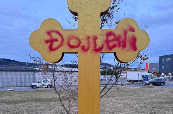 pravoslavni križ, vandalizem, Koper | Predstavniki pravoslavne cerkve so seznanjeni z dogodkom. | Foto Dejan Mandic/Facebook
