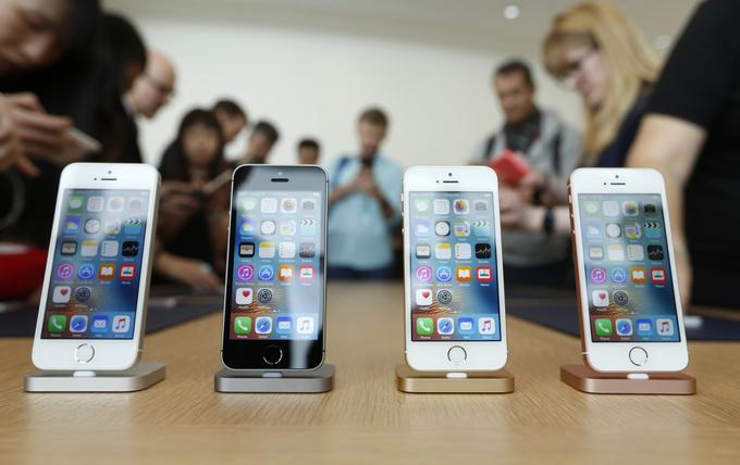 Podjetje ima monopol vsaj na dveh področjih - pametnih telefonih višjega cenovnega razreda (iPhone) in prenosnih predvajalnikih glasbe (iPod).  | Foto: Reuters