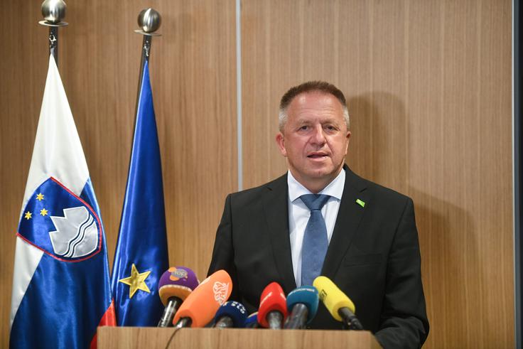 "Njihovi zaposleni so njihovi prijatelji, sosedje, sopotniki. Mnogi radi delajo, ker vedo, da je to temelj njihovega preživetja in preživetja njihovih družin," je dejal Zdravko Počivalšek. | Foto: STA ,