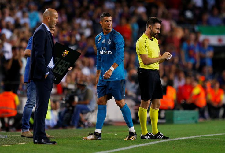 Zinedine Zidane je že zapustil "šampionski" Real. Bo podobno storil še zadnji dobitnik priznanja za najboljšega nogometaša na svetu? | Foto: Reuters