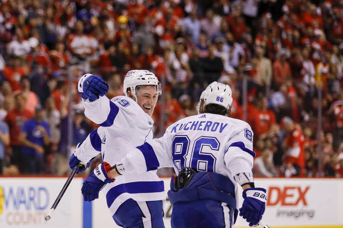 Ross Colton Tampa Bay Lightning | Ross Colton je štiri sekunde pred koncem rednega dela zadel za zmago Tampa Bay Lightning, ki je v seriji na štiri zmage povedla z 2:0. | Foto Reuters