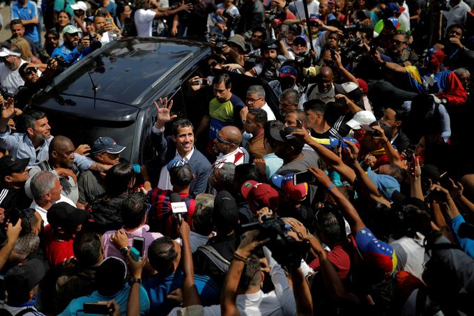 Ob začetku množičnih demonstracij je Guaido pred več tisoč protestniki napovedal humanitarno pomoč iz Kolumbije in Brazilije. "Imamo že tri zbirne centre za humanitarno pomoč: Cucuta (Kolumbija) in še dva, eden v Braziliji in drugi na enem od karibskih otokov," je dejal Guaido. | Foto: Reuters