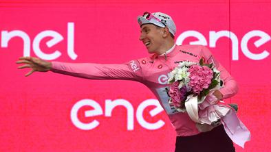 Kakšno je življenje pod drobnogledom javnosti? Vprašali smo Pogačarja. #video