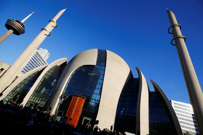Erdogan mošeja | Z minareti, visokimi 55 metrov, in kupolo, visoko 36 metrov, je betonsko-steklena zgradba ena od največjih v Evropi. Njena površina meri 4500 kvadratnih metrov, sprejme pa lahko več tisoč vernikov. | Foto Reuters