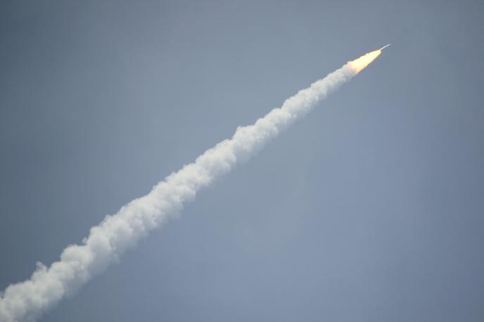 Kitajska raketa | "Ni gotovo, koliko delov bo ostalo po vstopu v atmosfero, a verjetno jih bo dovolj za povzročitev škode," je pojasnil Jonathan McDowell iz centra za astrofiziko v ameriškem Cambridgeu.  | Foto Reuters